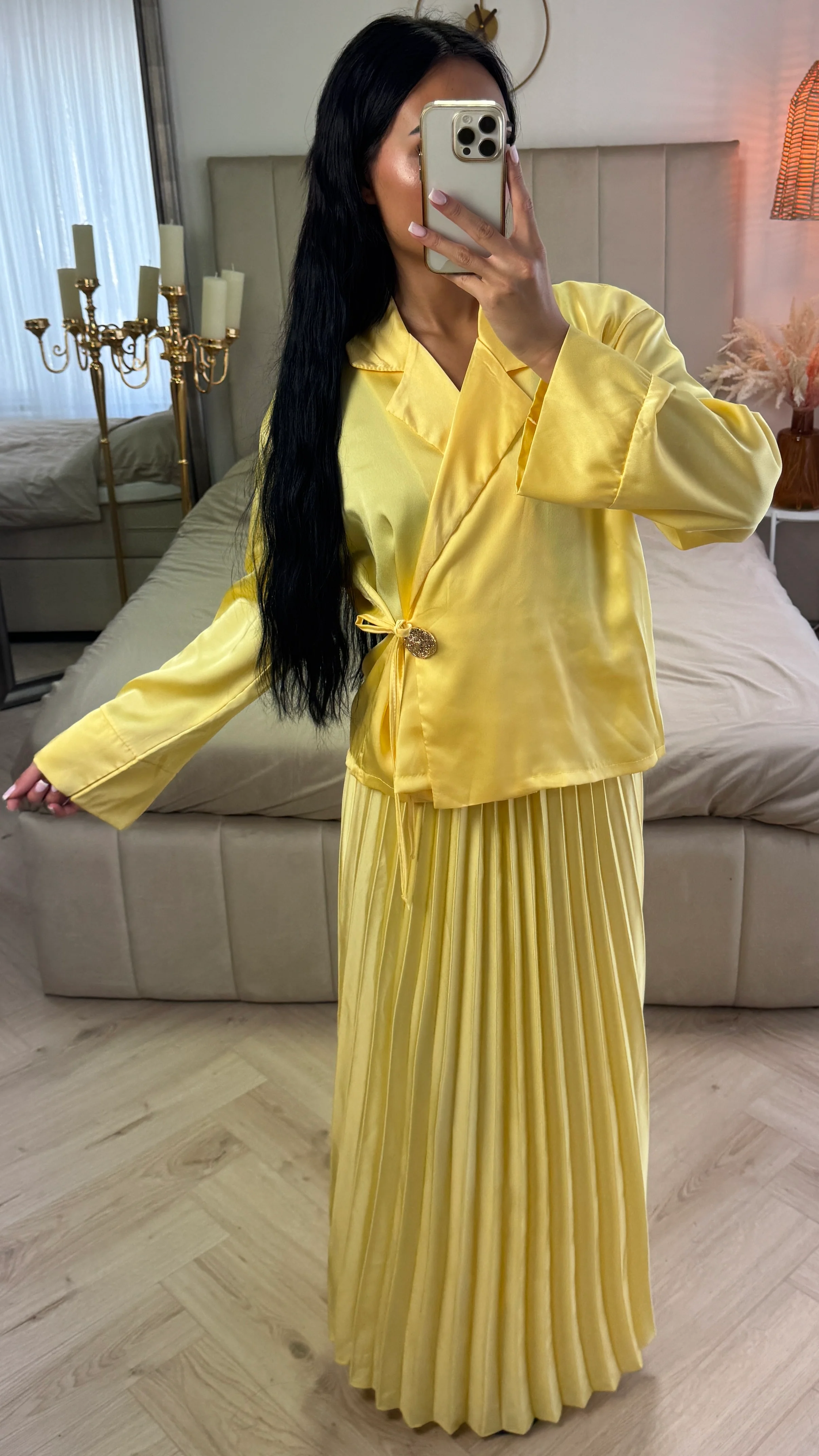 2-Delige Satijnlook Set met Plissé Rok en Goudkleurige Knopsluiting