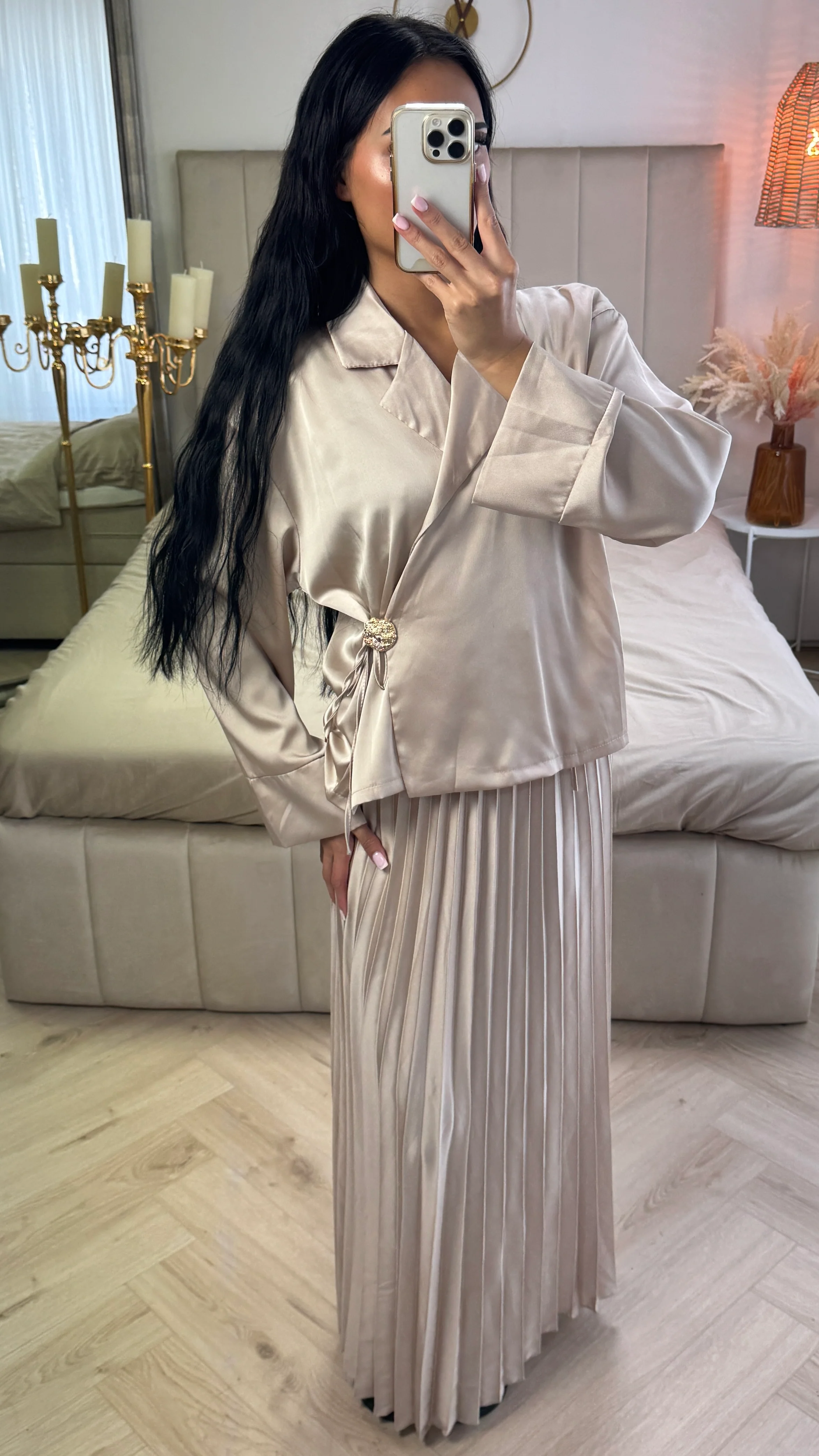2-Delige Satijnlook Set met Plissé Rok en Goudkleurige Knopsluiting - Image 3