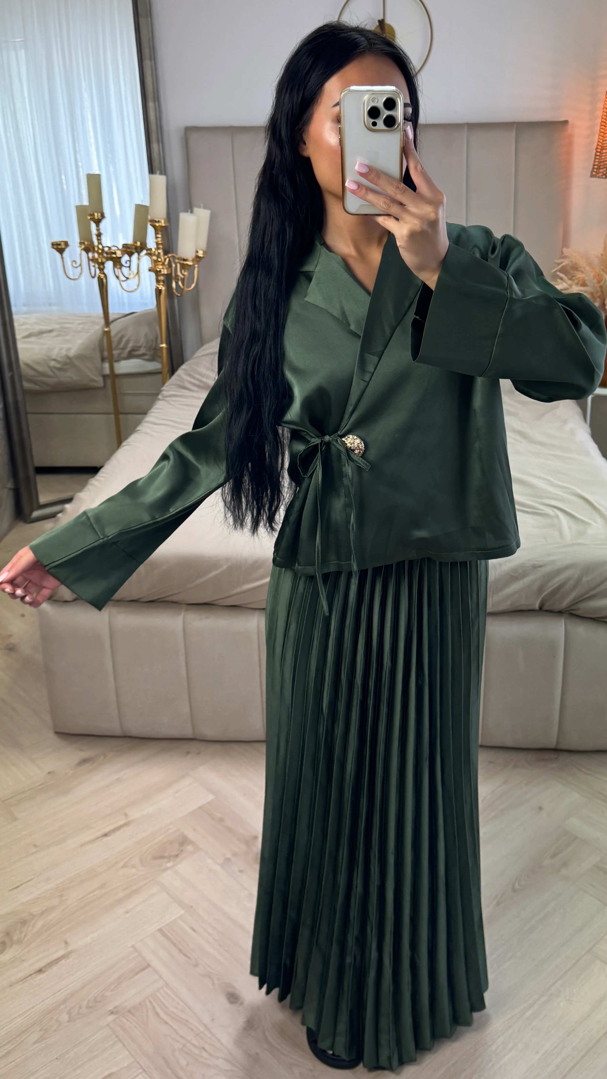 2-Delige Satijnlook Set met Plissé Rok en Goudkleurige Knopsluiting - Image 6