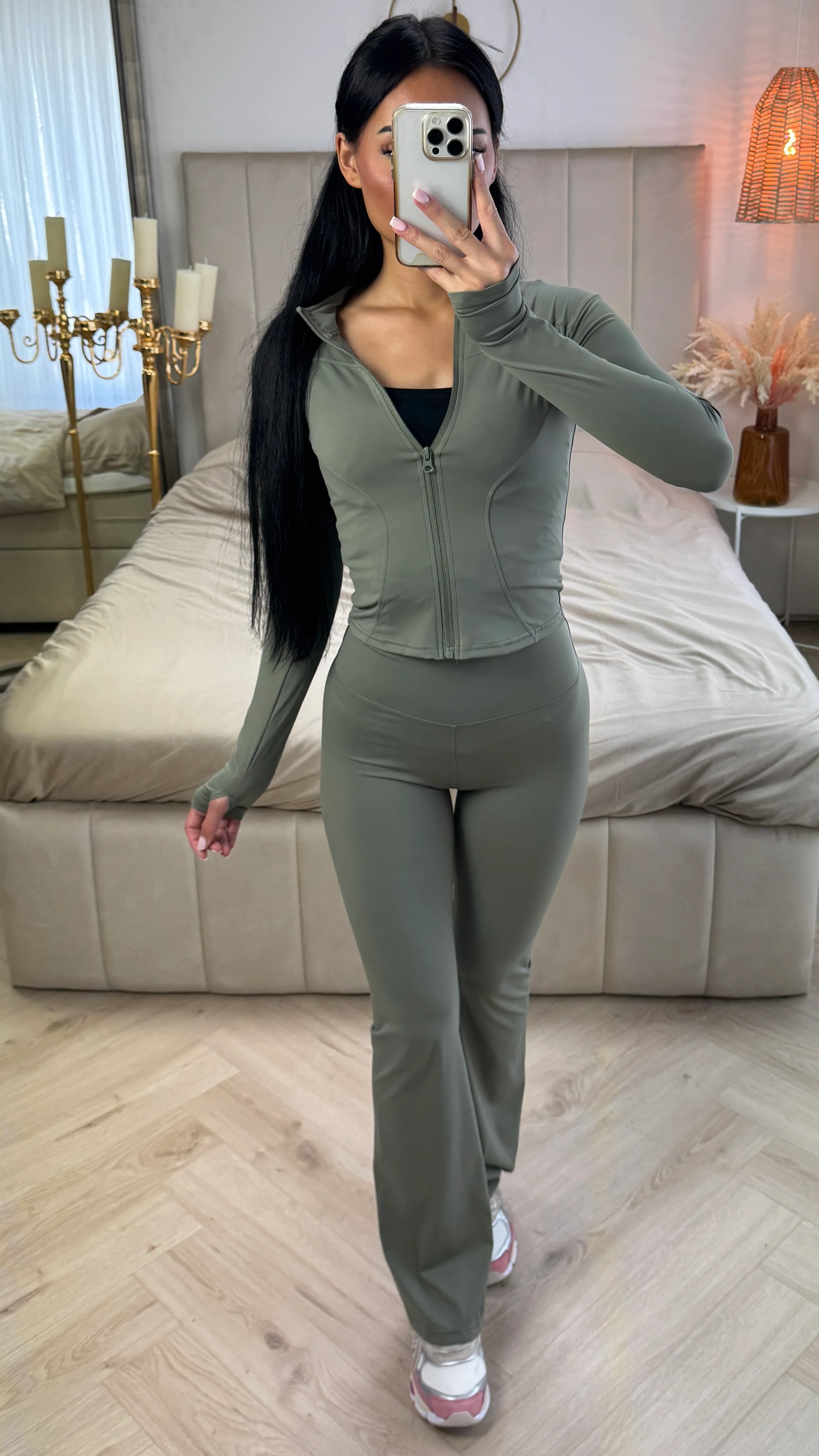 2-Delige Sportset met Rits & Flared Legging – Stretch Techmateriaal - Image 4