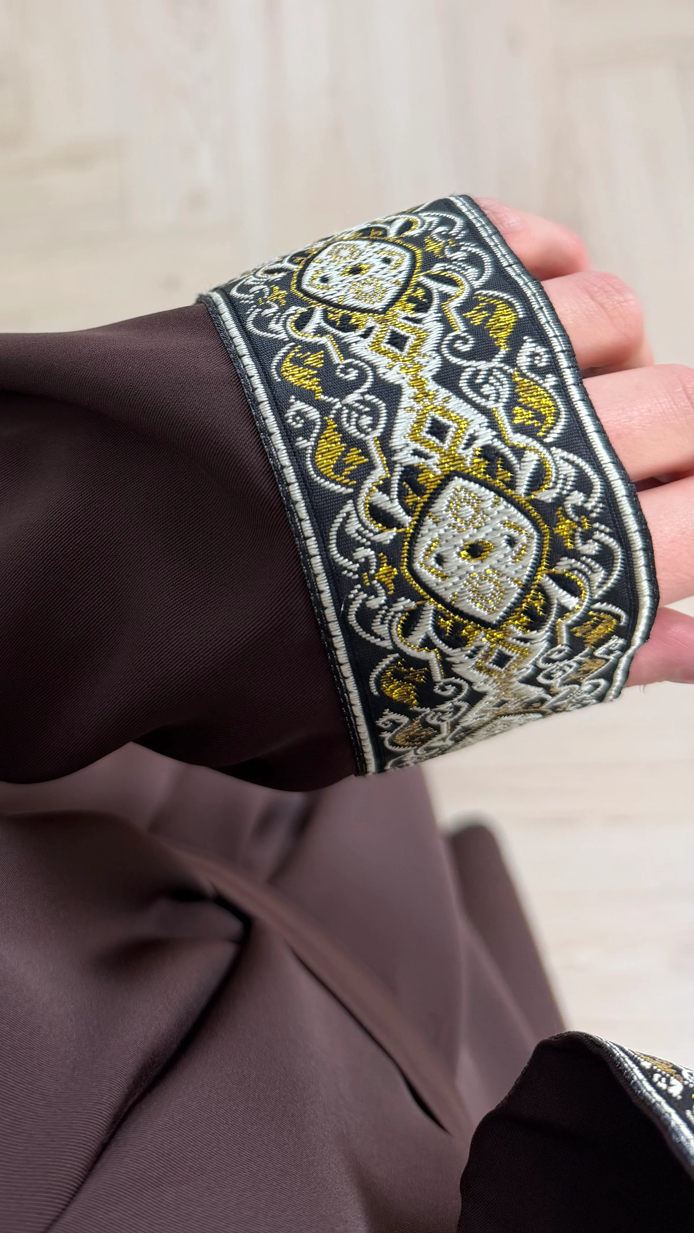 Abaya Maxi Jurk met Borduurdetail en Tailleceintuur - Image 4