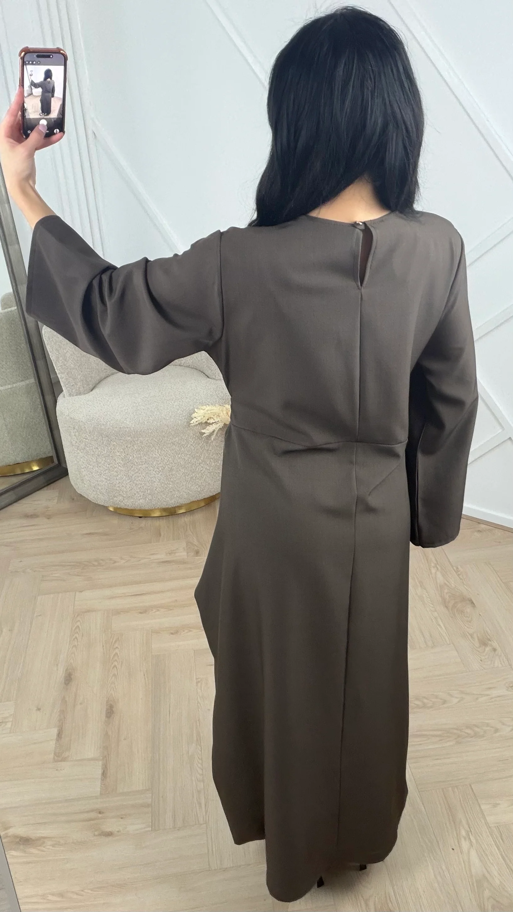 Abaya Maxi Jurk met Overslagdetail en Gouden Broche - Image 5