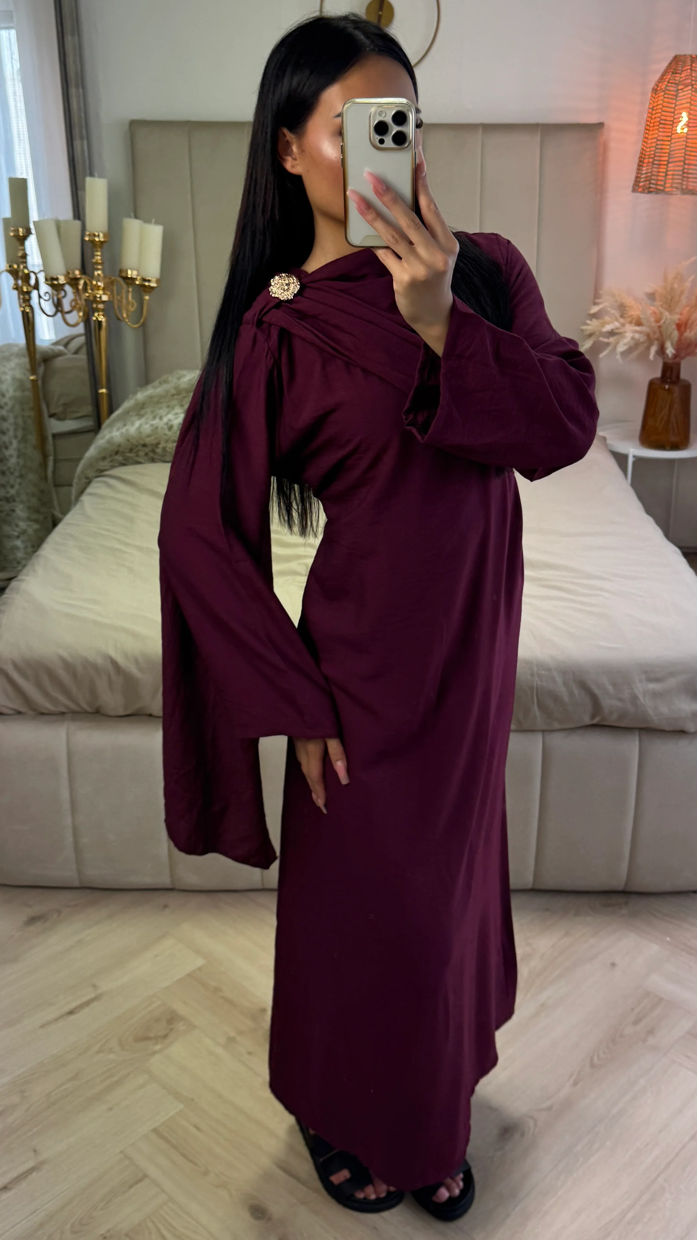 Asymmetrische Drapejurk met Cape, Broche & Ceintuur - Image 3