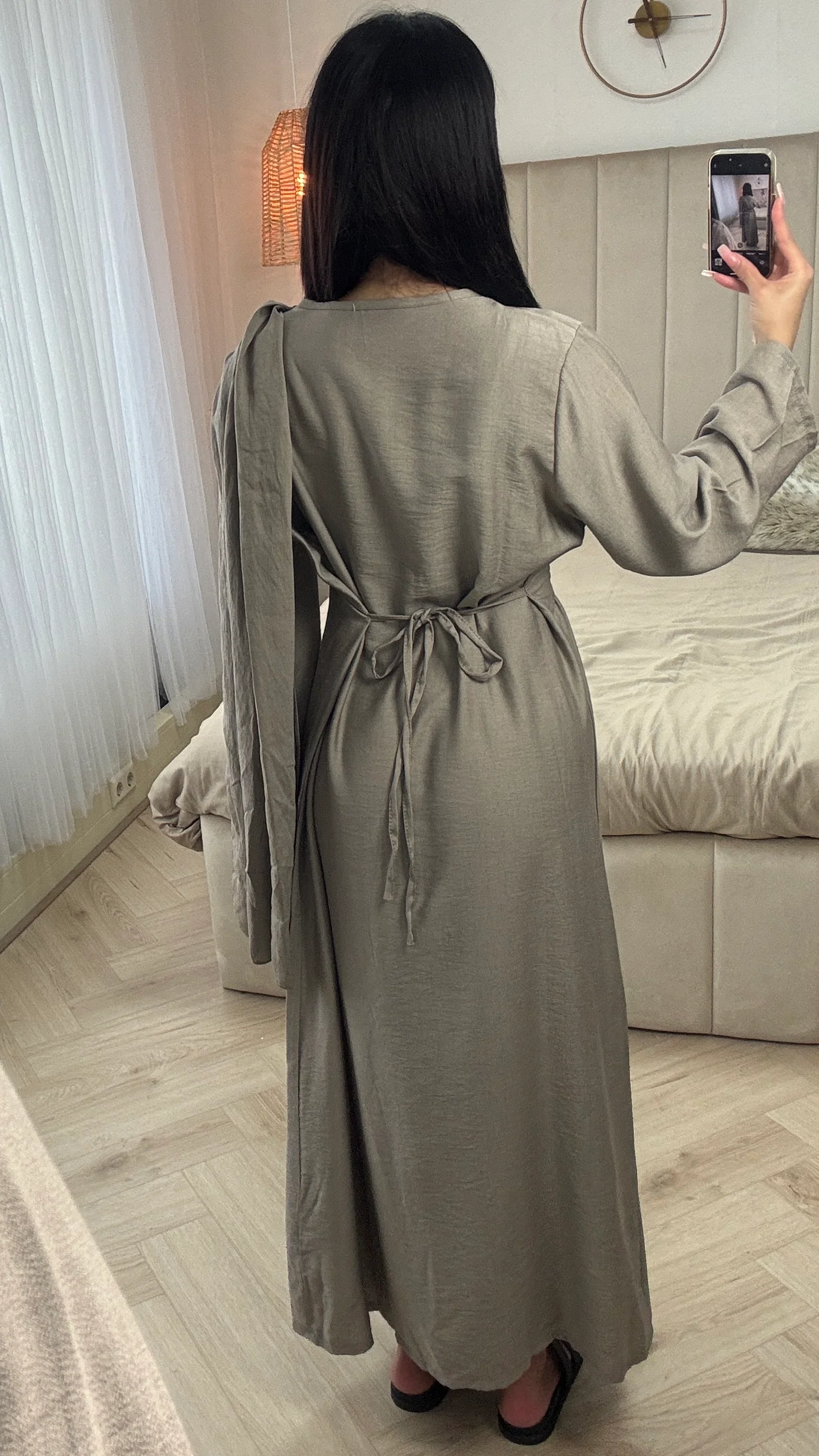 Asymmetrische Drapejurk met Cape, Broche & Ceintuur - Image 8