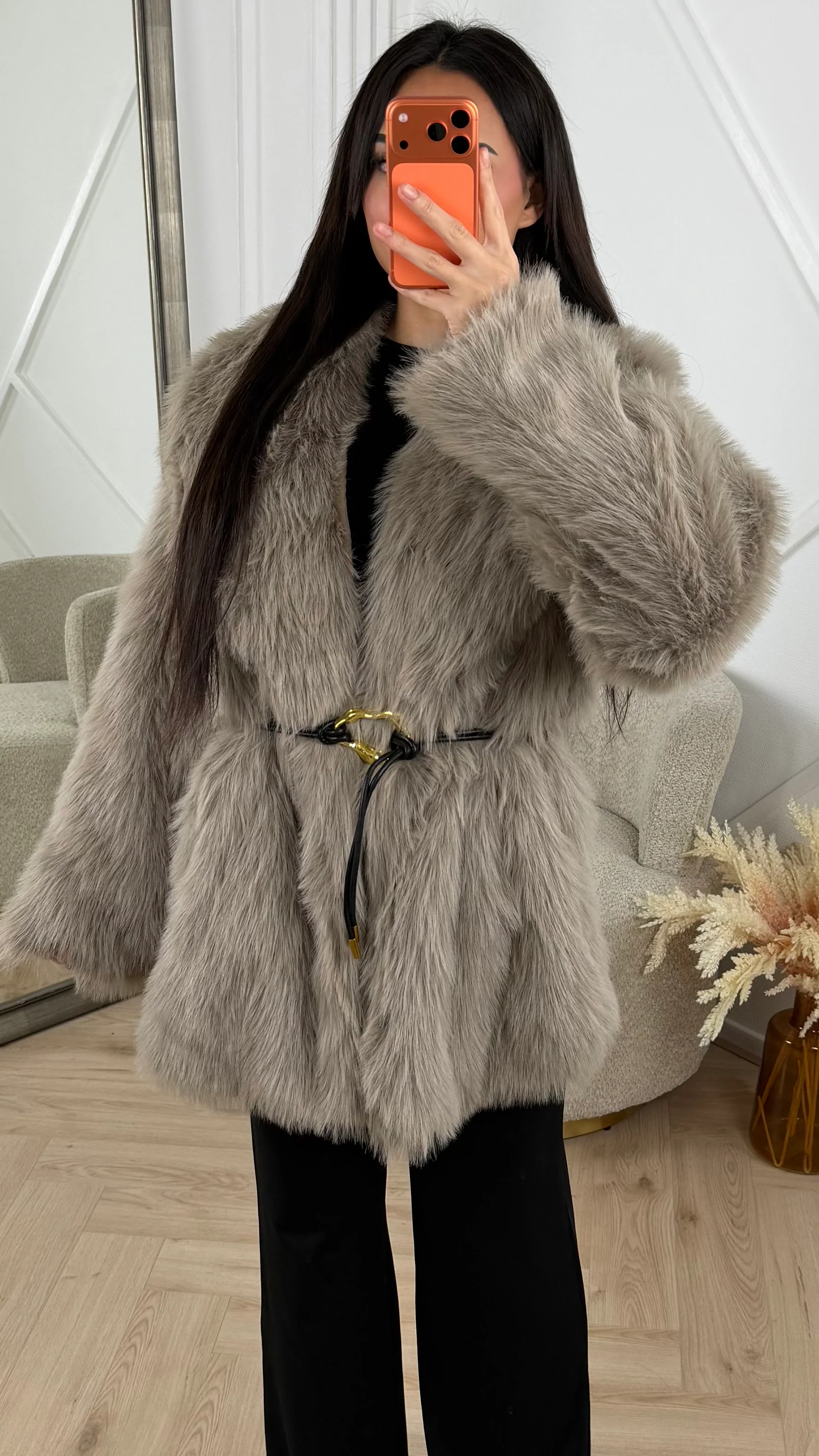 Faux Fur Jas met Ceintuur & Goudkleurig Detail - Image 2