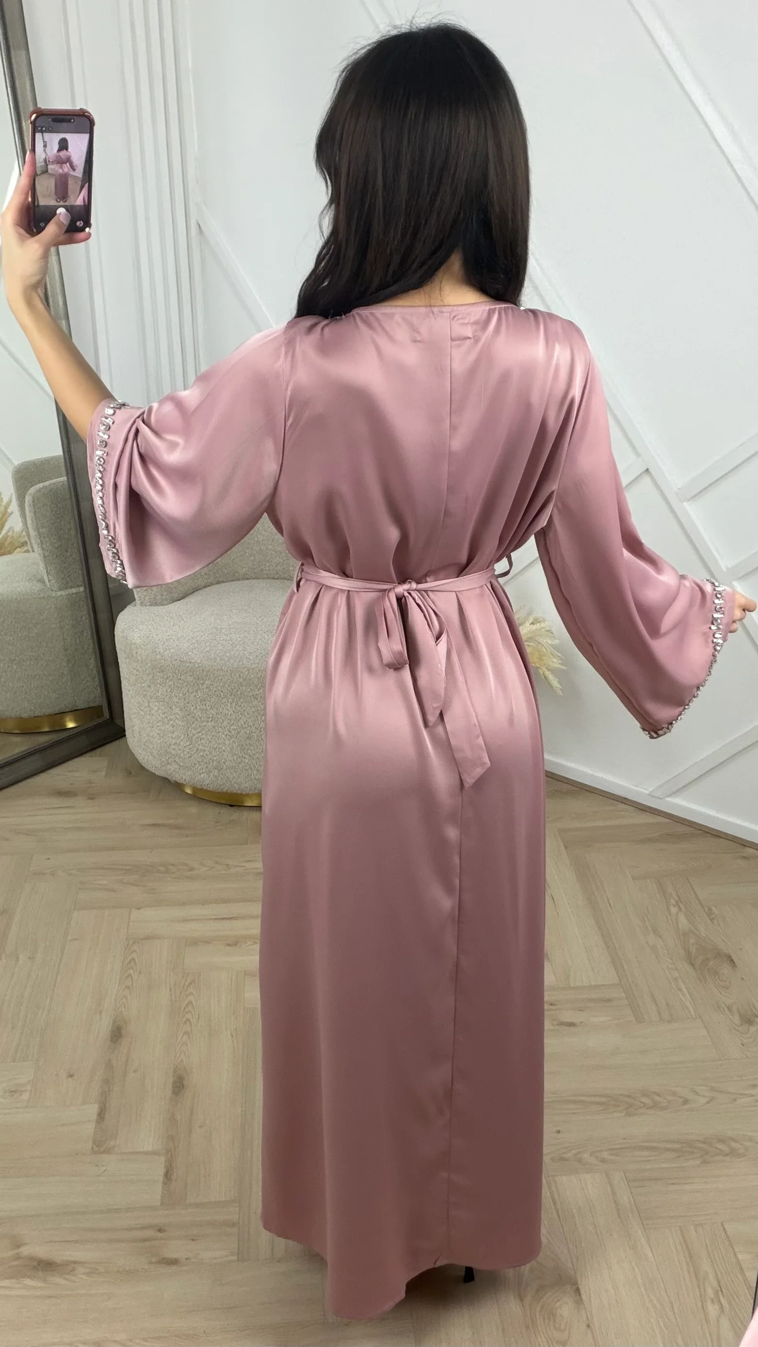Luxe Maxi Jurk met Kristalborduursel en Wijde Mouwen - Image 11