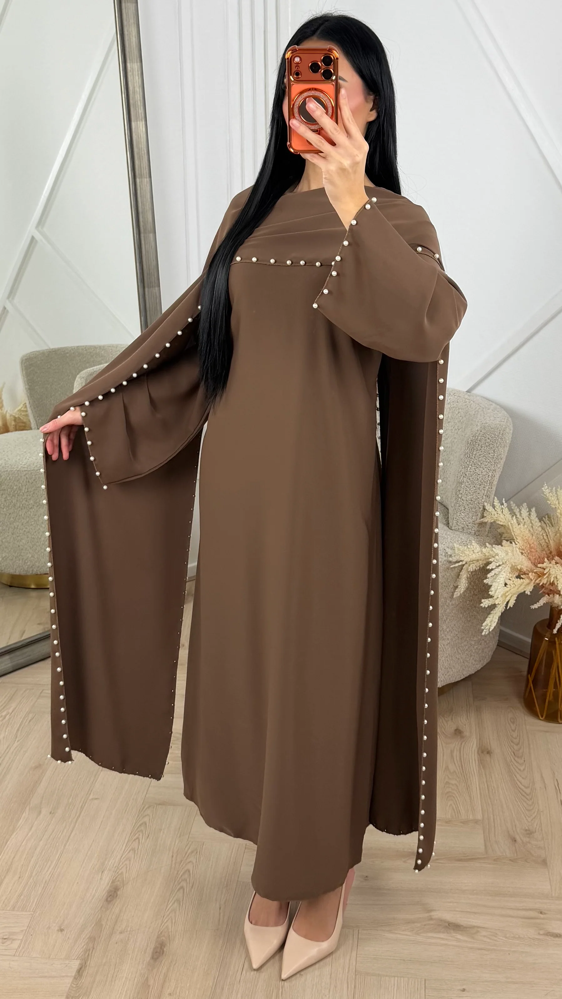 Maxi Jurk met Cape-Effect en Parel Details - Image 3