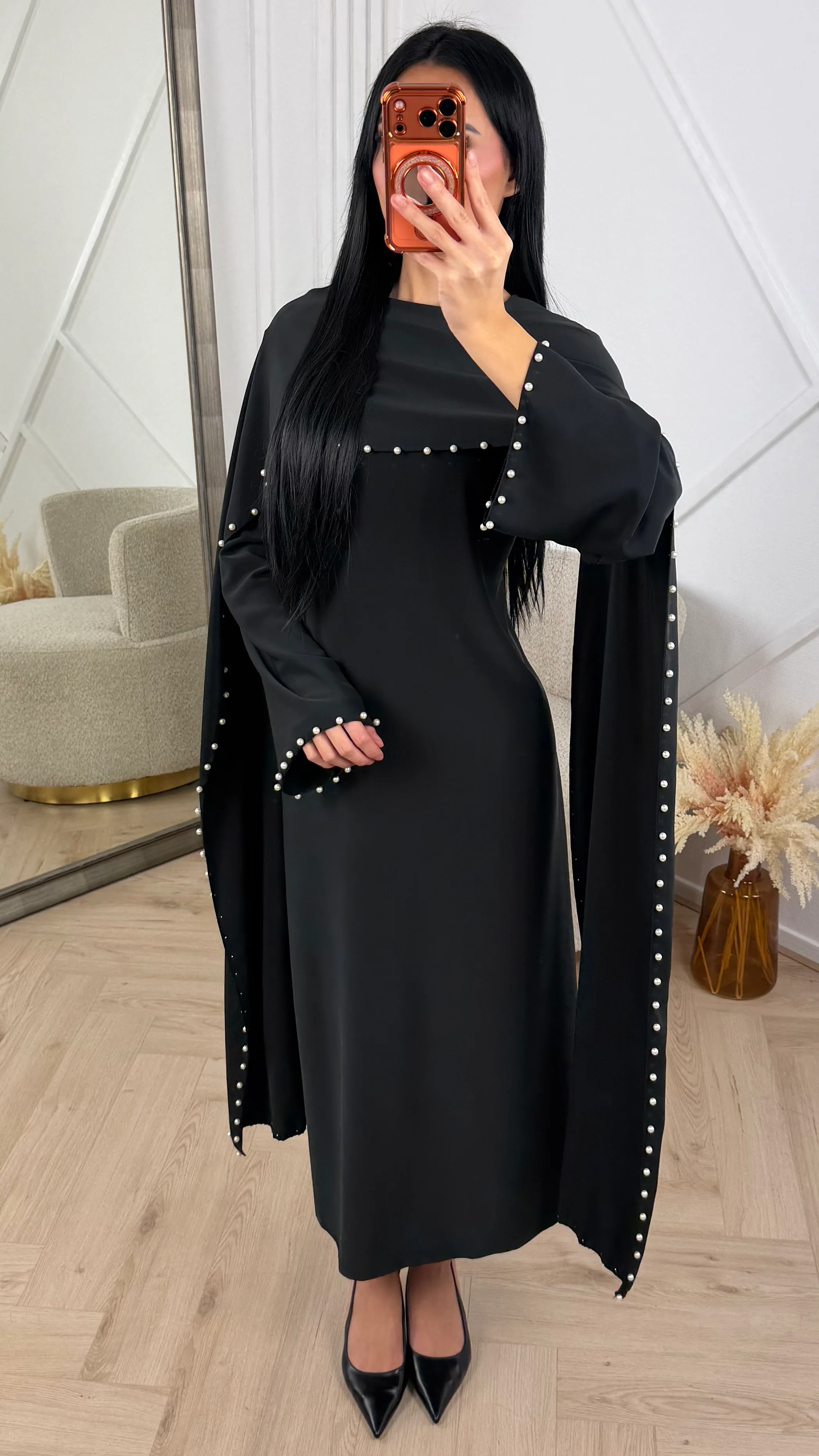 Maxi Jurk met Cape-Effect en Parel Details - Image 6