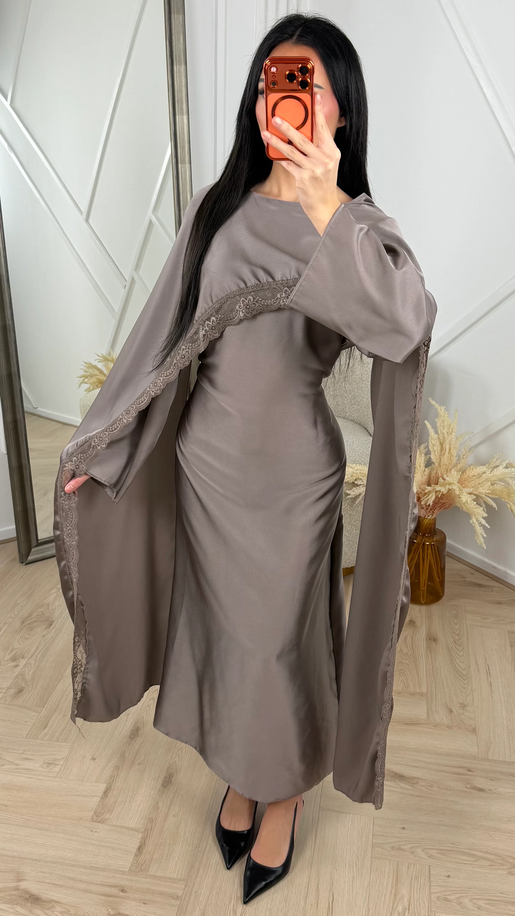 Satijnen Abaya Jurk met Kantdetail en Cape Overslag - Image 2