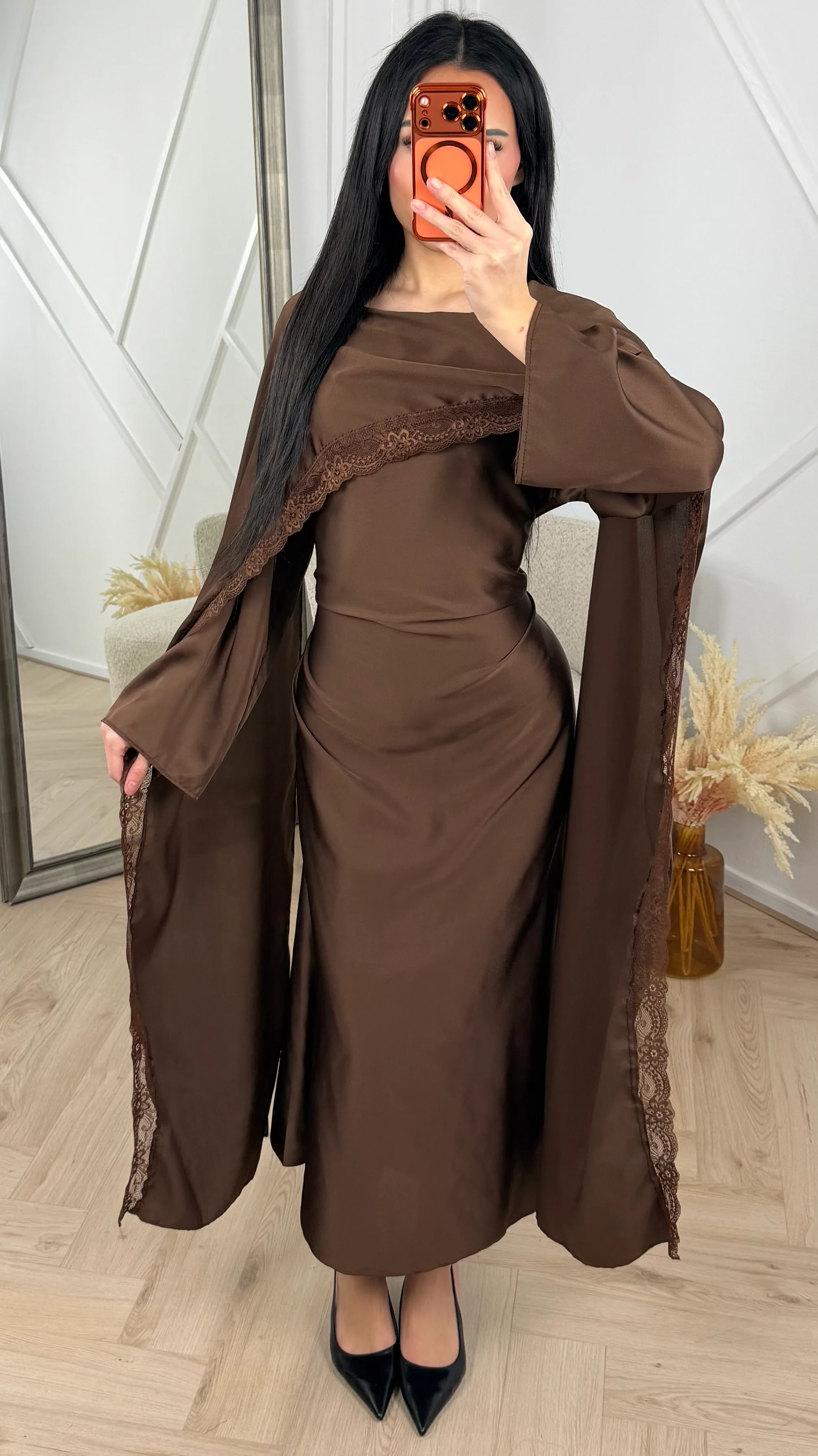 Satijnen Abaya Jurk met Kantdetail en Cape Overslag - Image 3