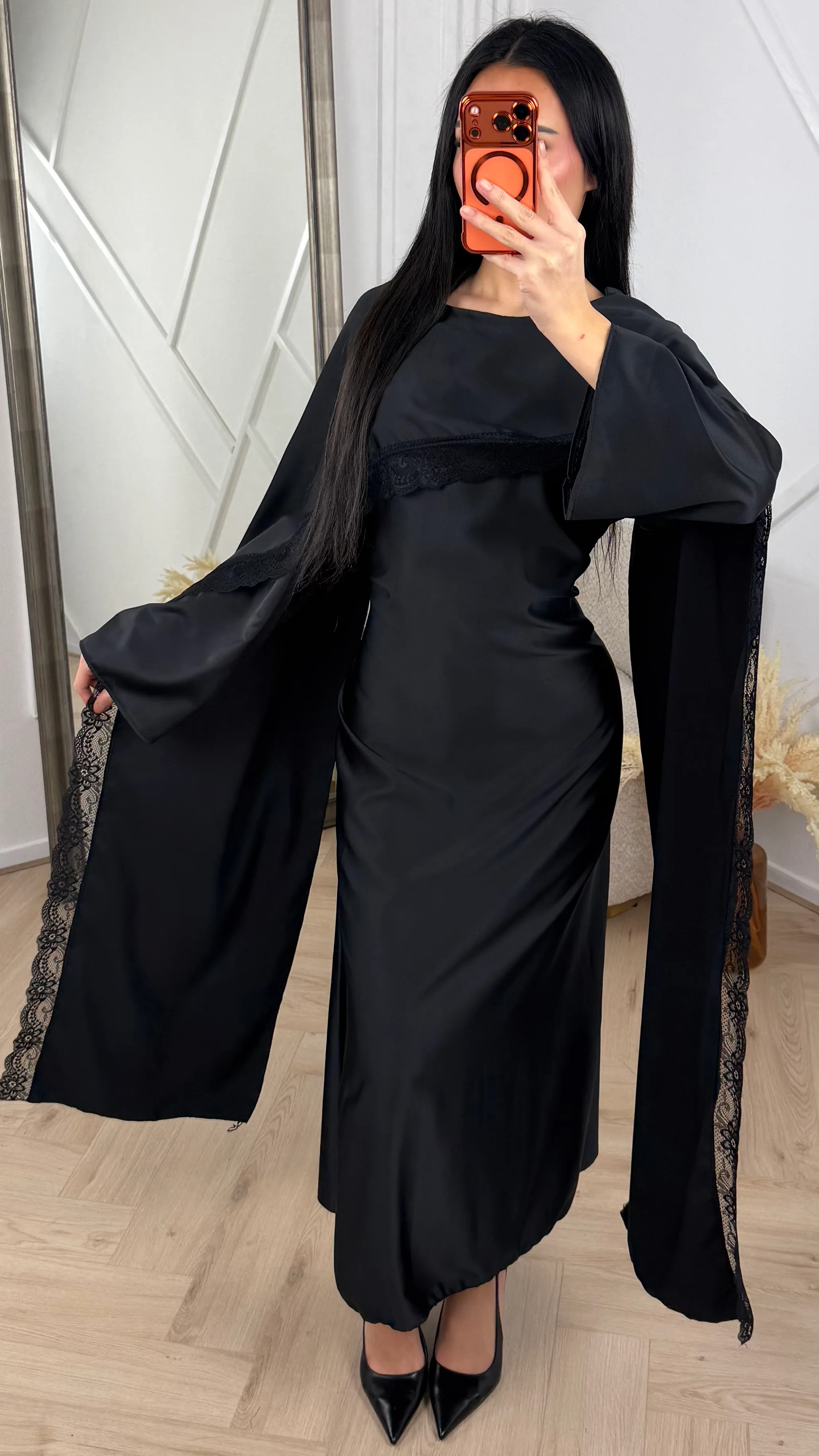 Satijnen Abaya Jurk met Kantdetail en Cape Overslag - Image 4