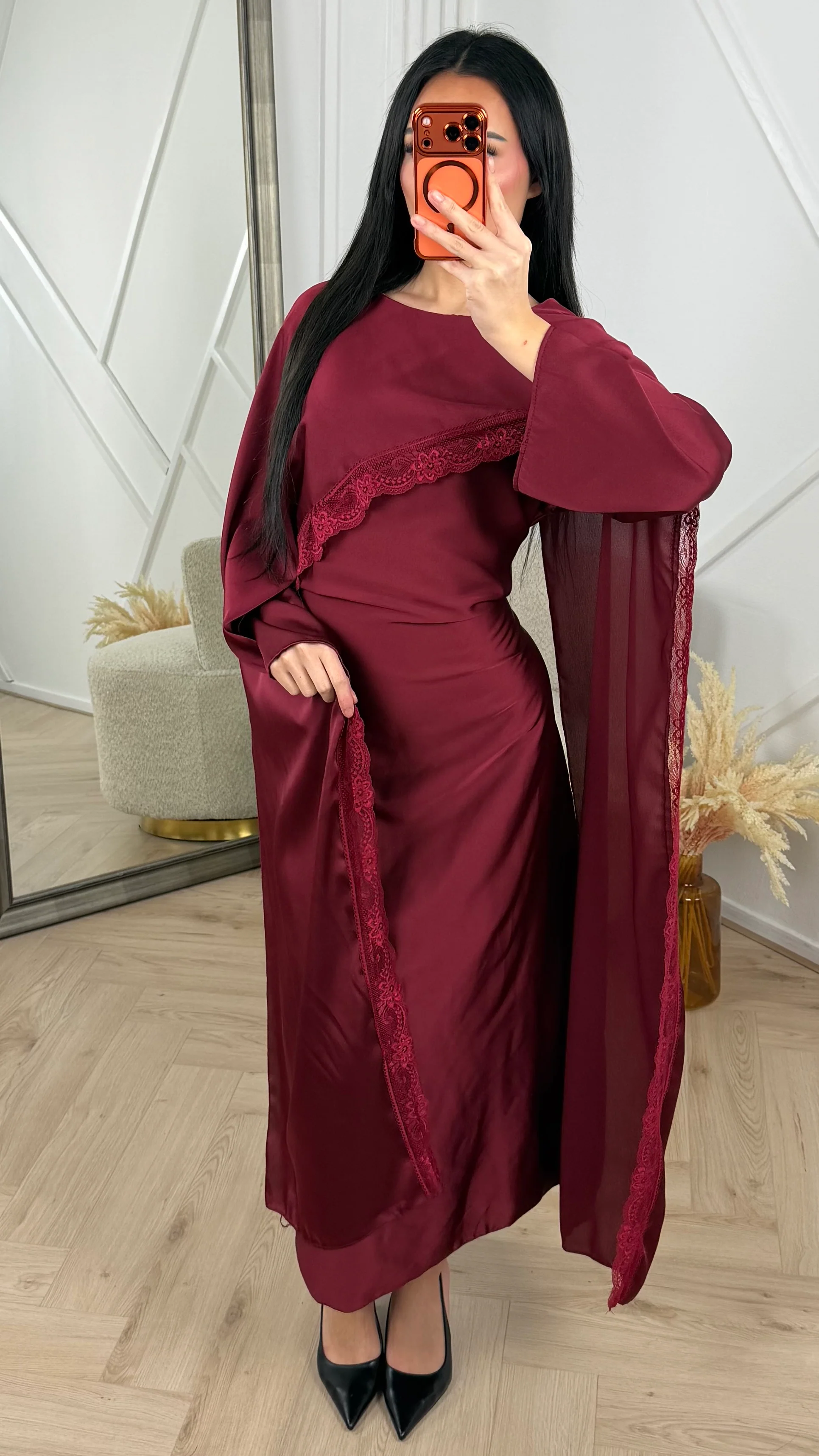 Satijnen Abaya Jurk met Kantdetail en Cape Overslag - Image 5