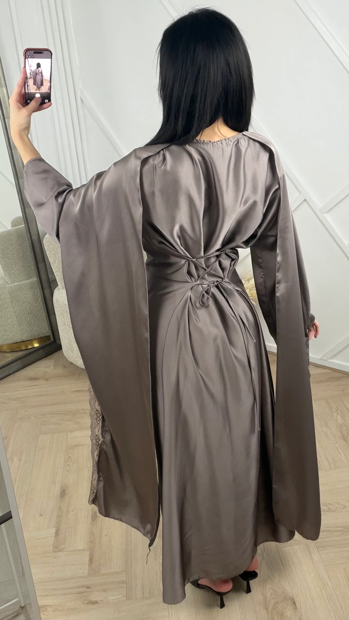 Satijnen Abaya Jurk met Kantdetail en Cape Overslag - Image 6