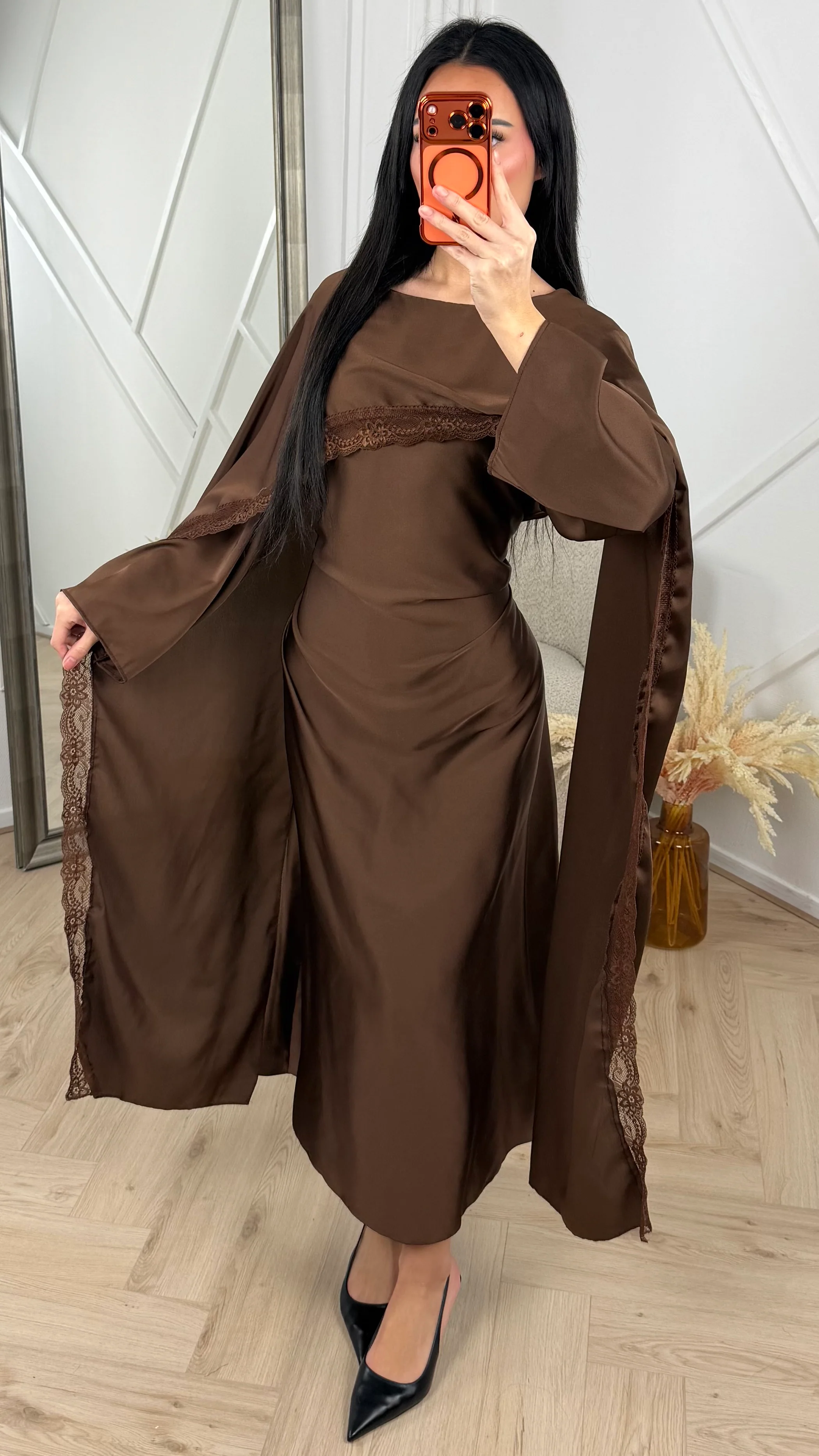 Satijnen Abaya Jurk met Kantdetail en Cape Overslag - Image 7