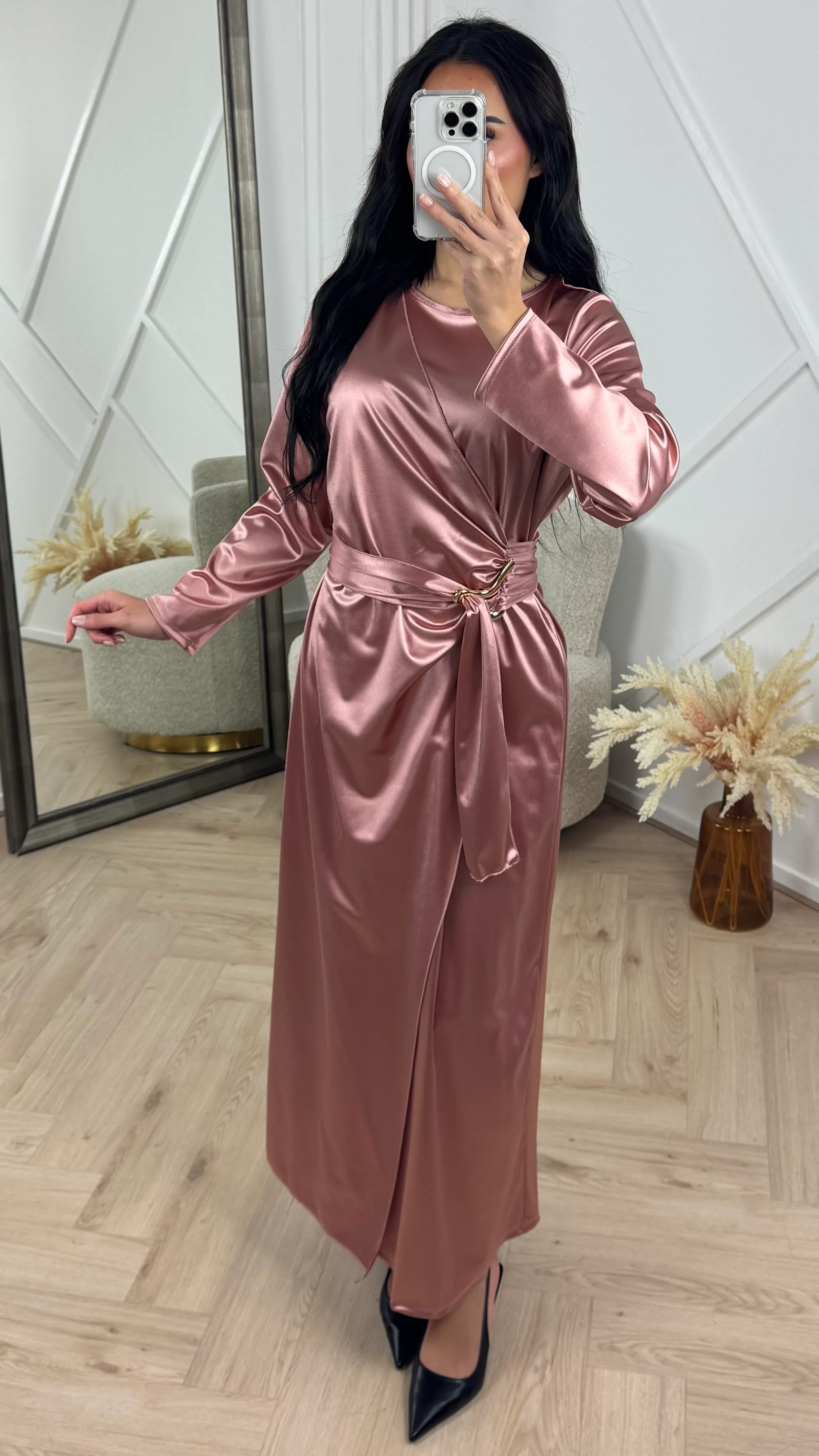 Satijnen Abaya Maxi Jurk met Overslag en Gesp - Image 2