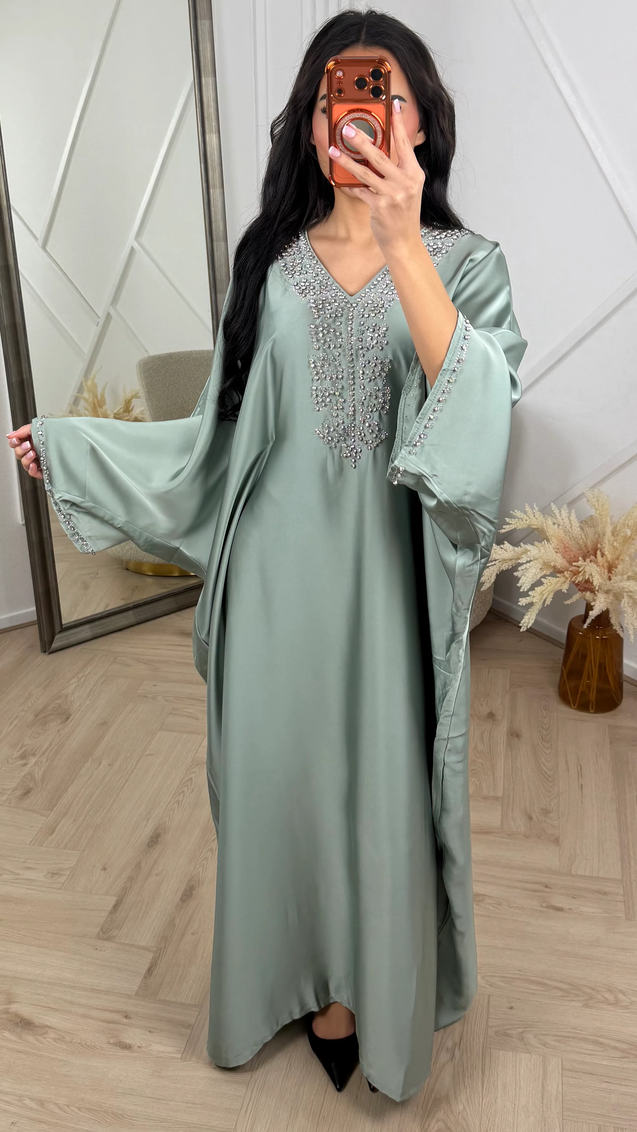 Satijnen Abaya Maxi Jurk met V-Hals en Strass Details - Image 3