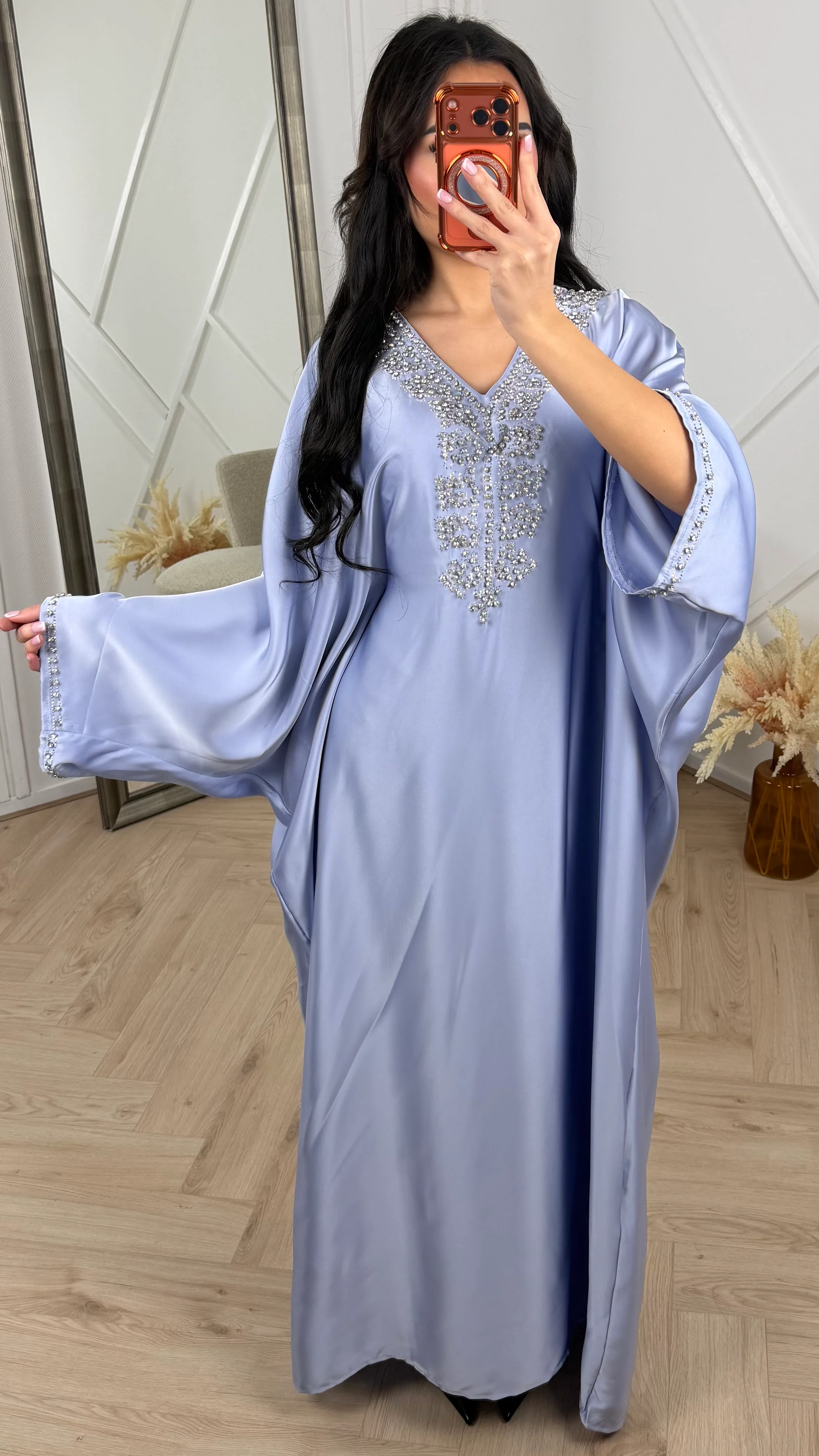 Satijnen Abaya Maxi Jurk met V-Hals en Strass Details - Image 5
