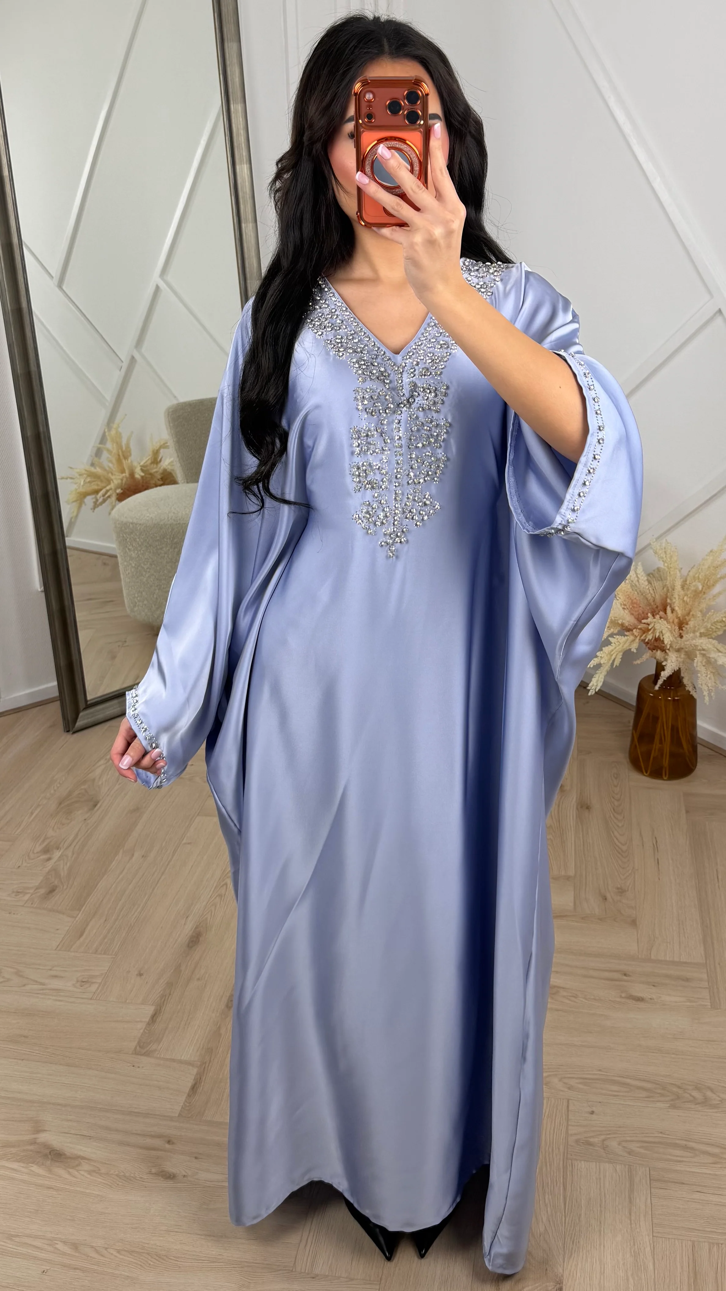 Satijnen Abaya Maxi Jurk met V-Hals en Strass Details - Image 7