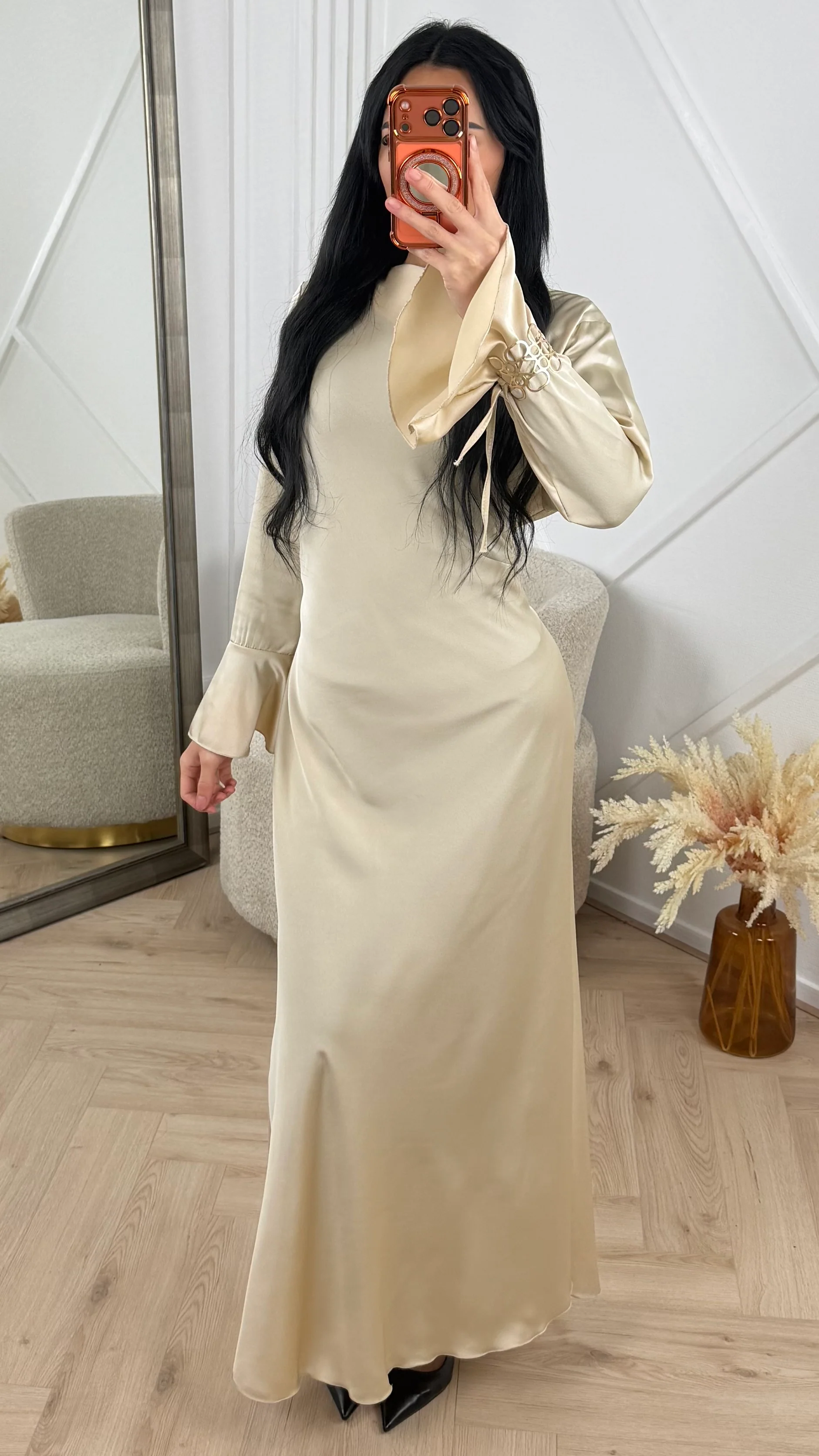 Satijnen Maxi Jurk met Tailleceintuur en Goudkleurige Bracelet - Image 15