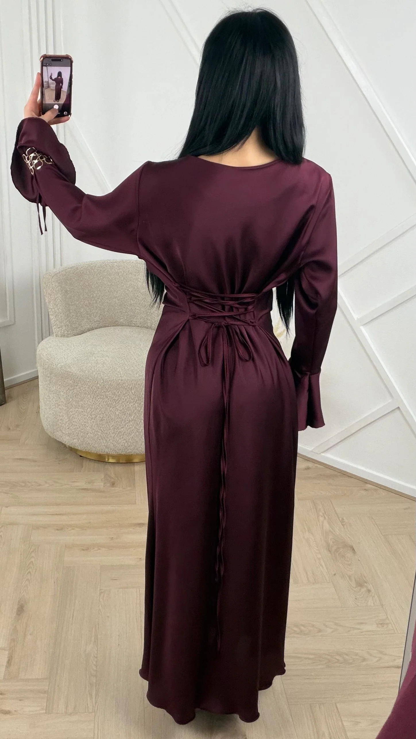 Satijnen Maxi Jurk met Tailleceintuur en Goudkleurige Bracelet - Image 6