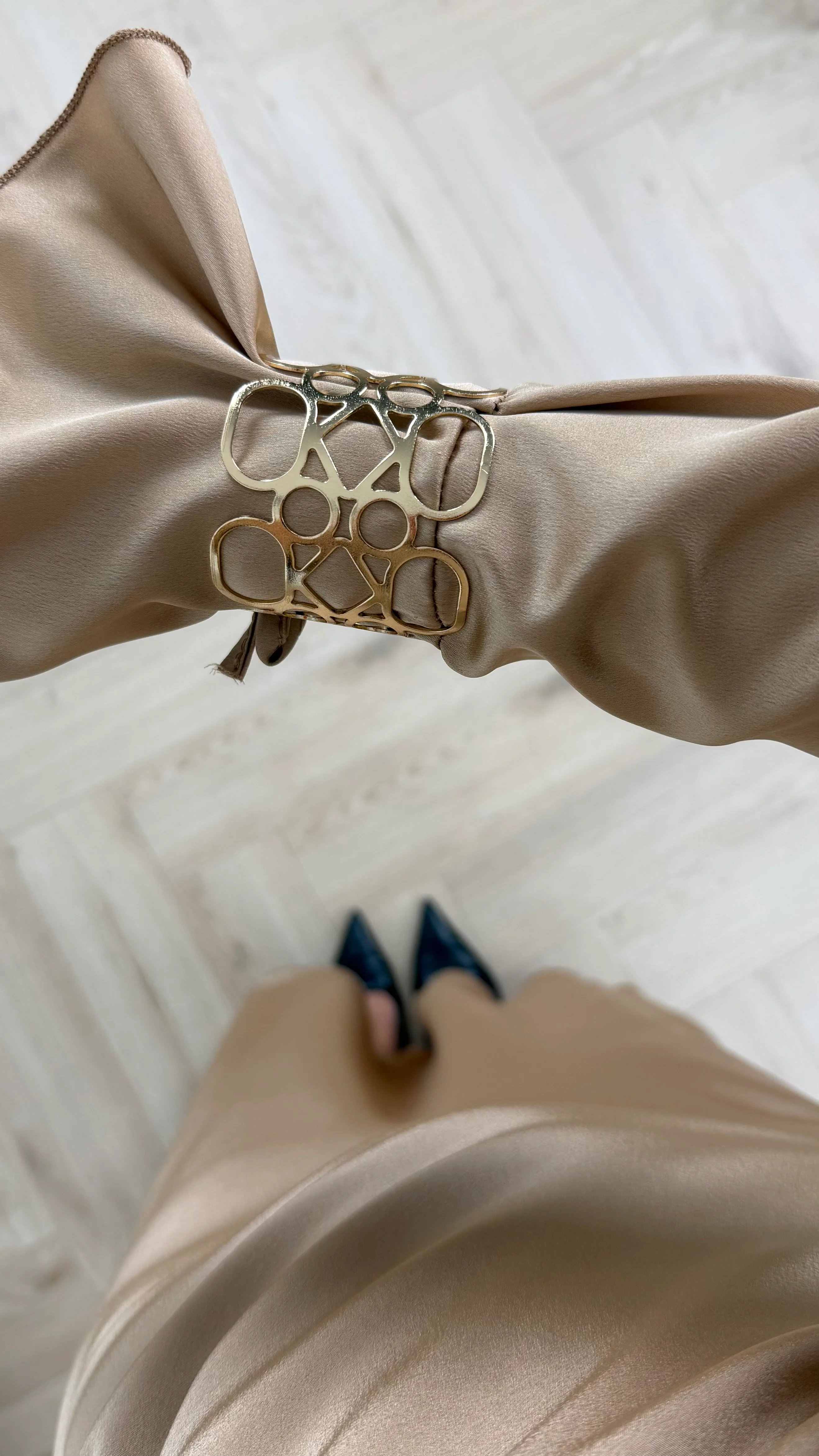 Satijnen Maxi Jurk met Tailleceintuur en Goudkleurige Bracelet - Image 7