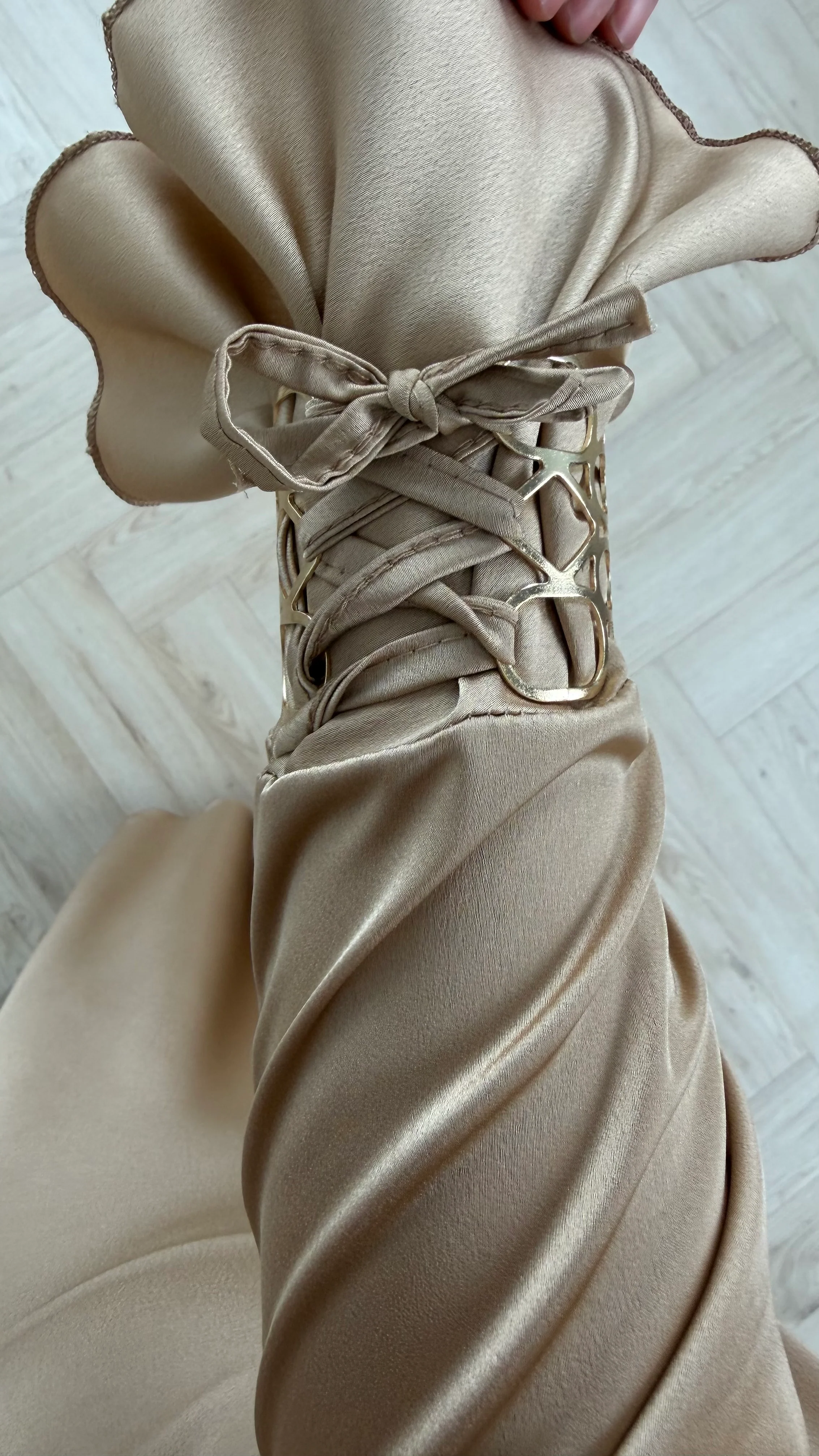 Satijnen Maxi Jurk met Tailleceintuur en Goudkleurige Bracelet - Image 9