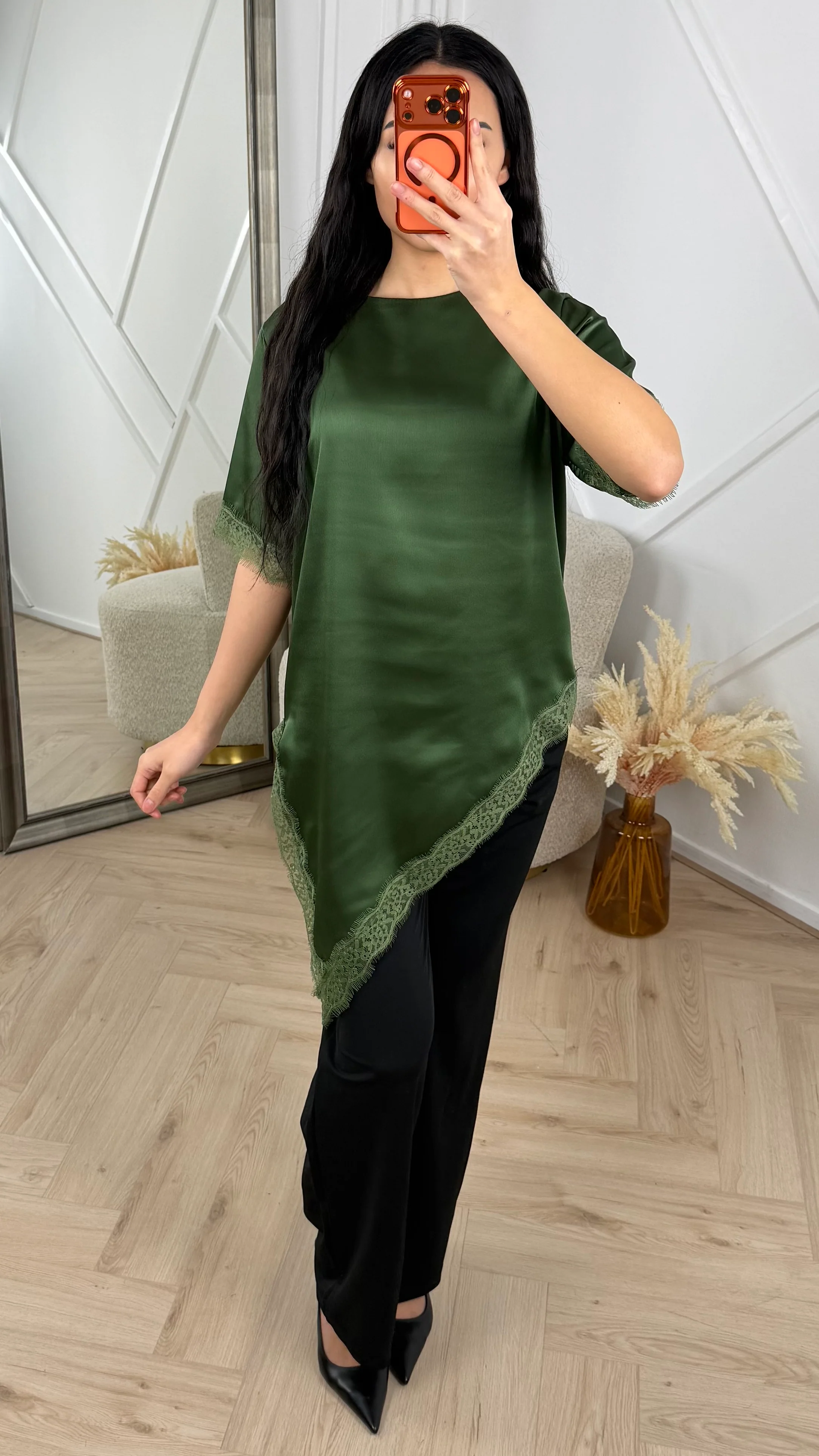 Satijnen Top met Asymmetrische Kantafwerking - Image 2